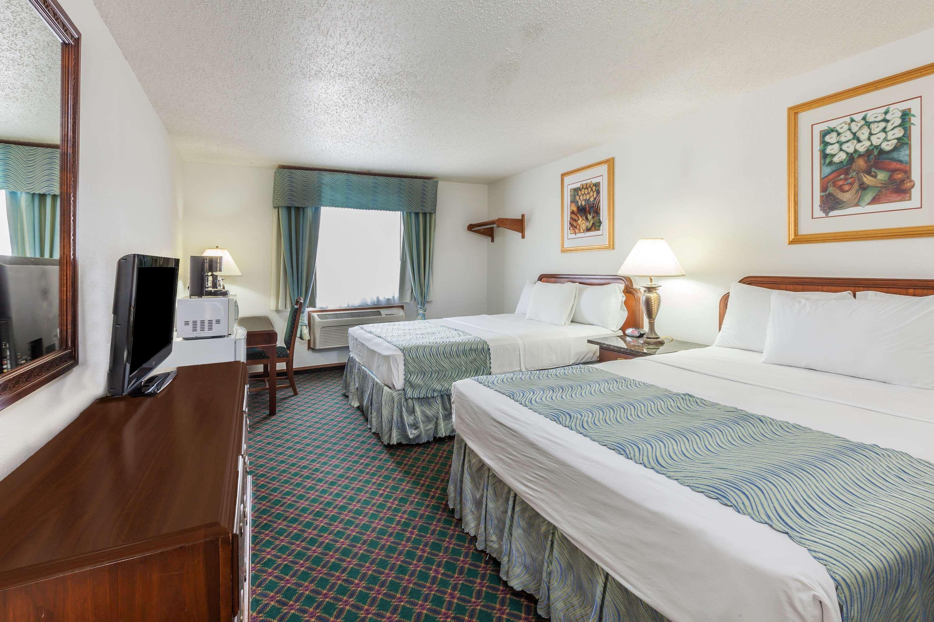 Super 8 By Wyndham Irving Dfw Airport/South Otel Dış mekan fotoğraf