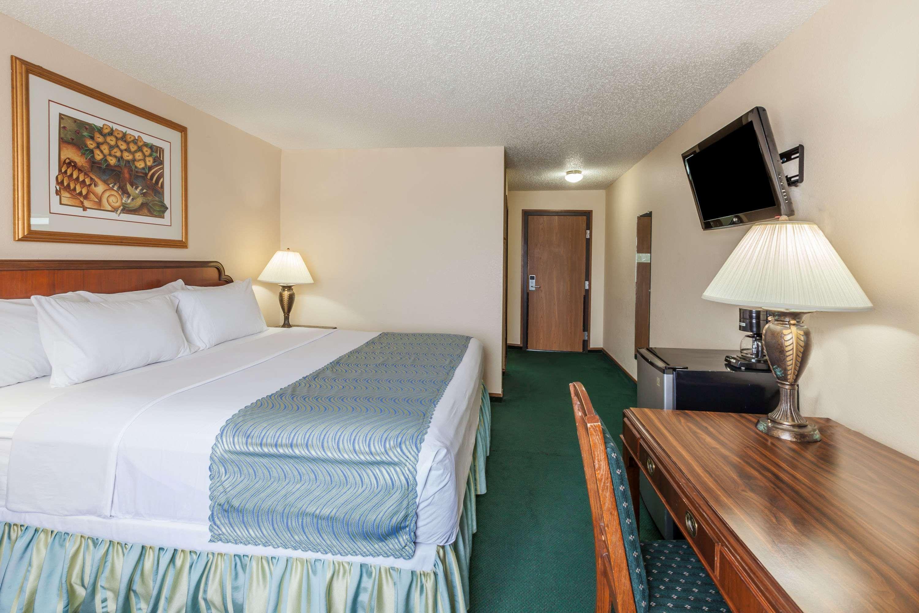 Super 8 By Wyndham Irving Dfw Airport/South Otel Dış mekan fotoğraf