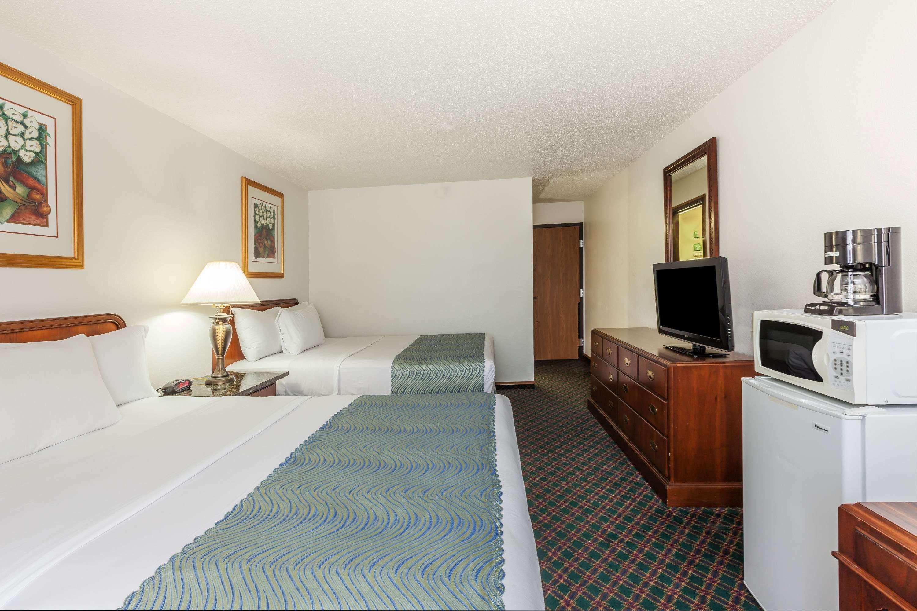 Super 8 By Wyndham Irving Dfw Airport/South Otel Dış mekan fotoğraf