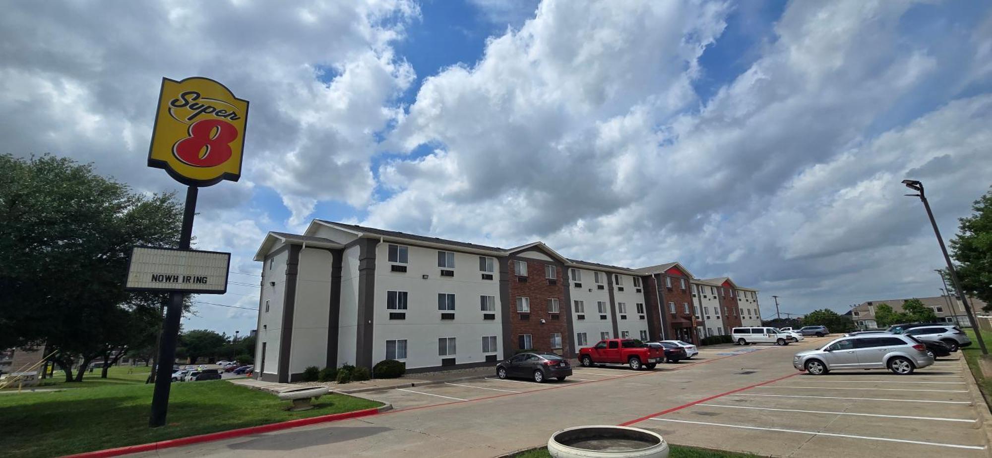 Super 8 By Wyndham Irving Dfw Airport/South Otel Dış mekan fotoğraf