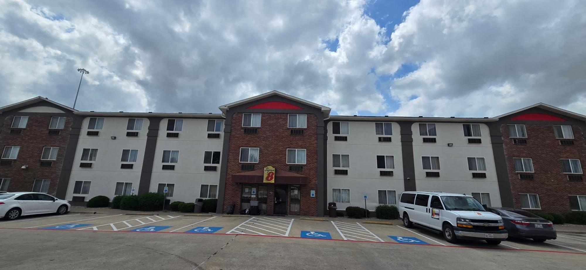 Super 8 By Wyndham Irving Dfw Airport/South Otel Dış mekan fotoğraf
